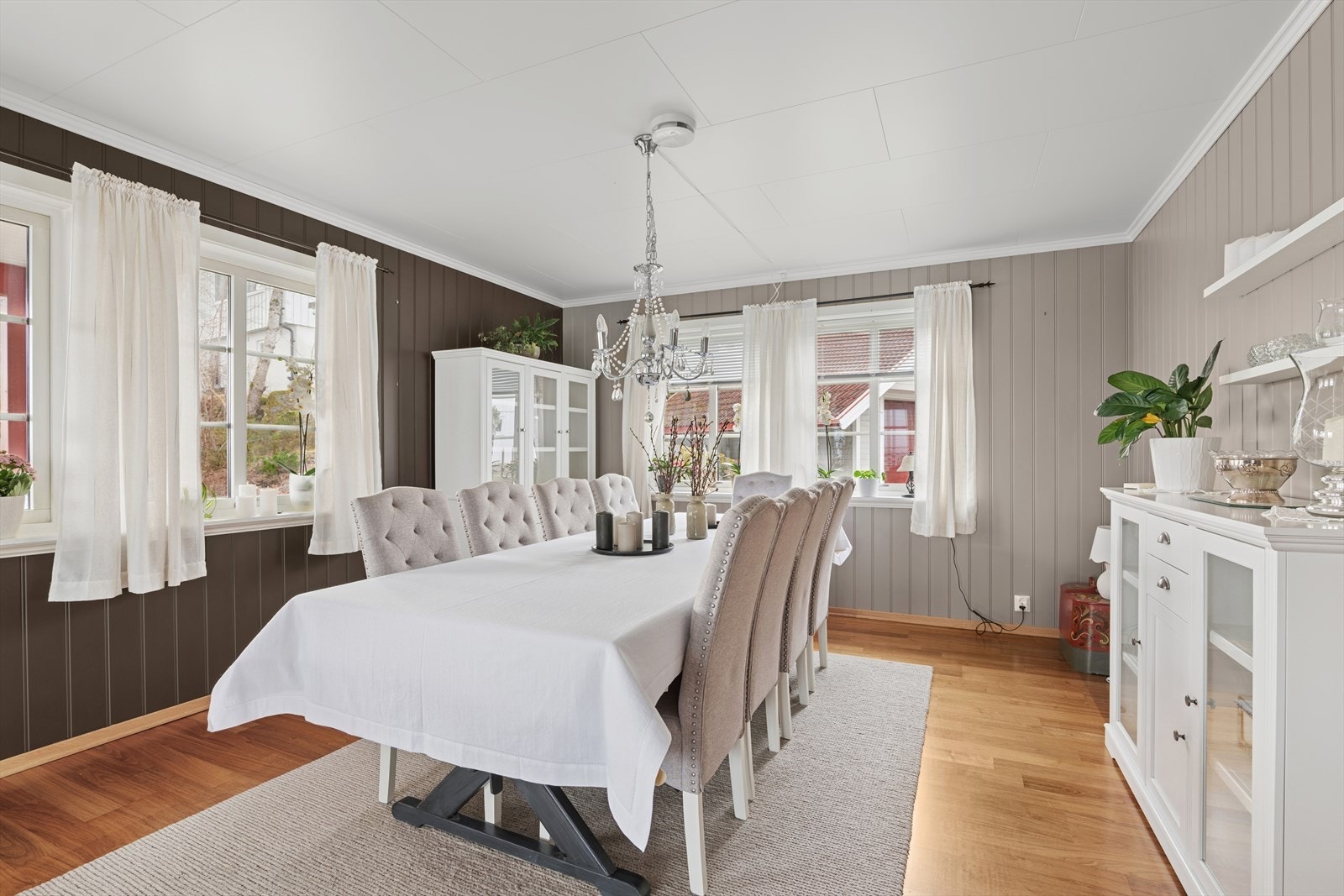 Spisestuen har muligheter til å omgjøres til et soverom. Dette kan gjøres ved å montere en ny vegg mot stuen og sette inn en dør mot gangen, som det allerede er klargjort for. Rommet har også en egen kurs med vannbårende varme. Galleribilde