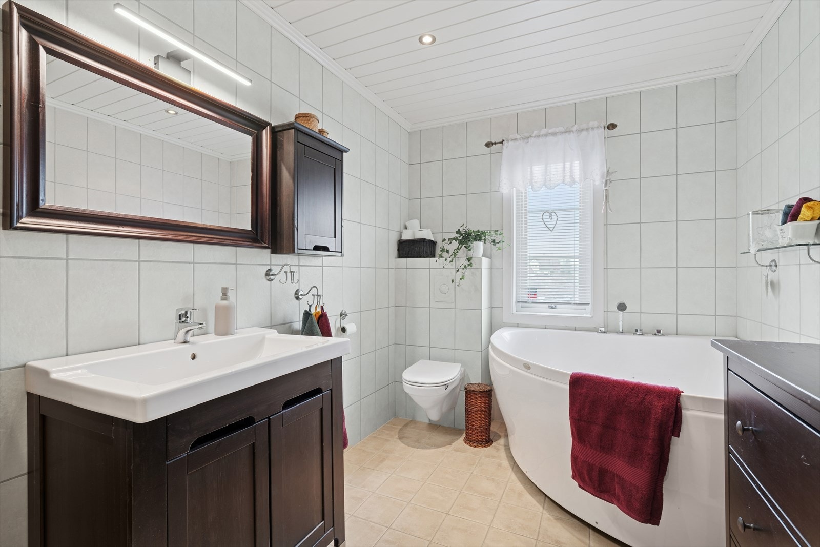 Rommet har flislagte gulver av betong med vannbåren varme. Galleribilde