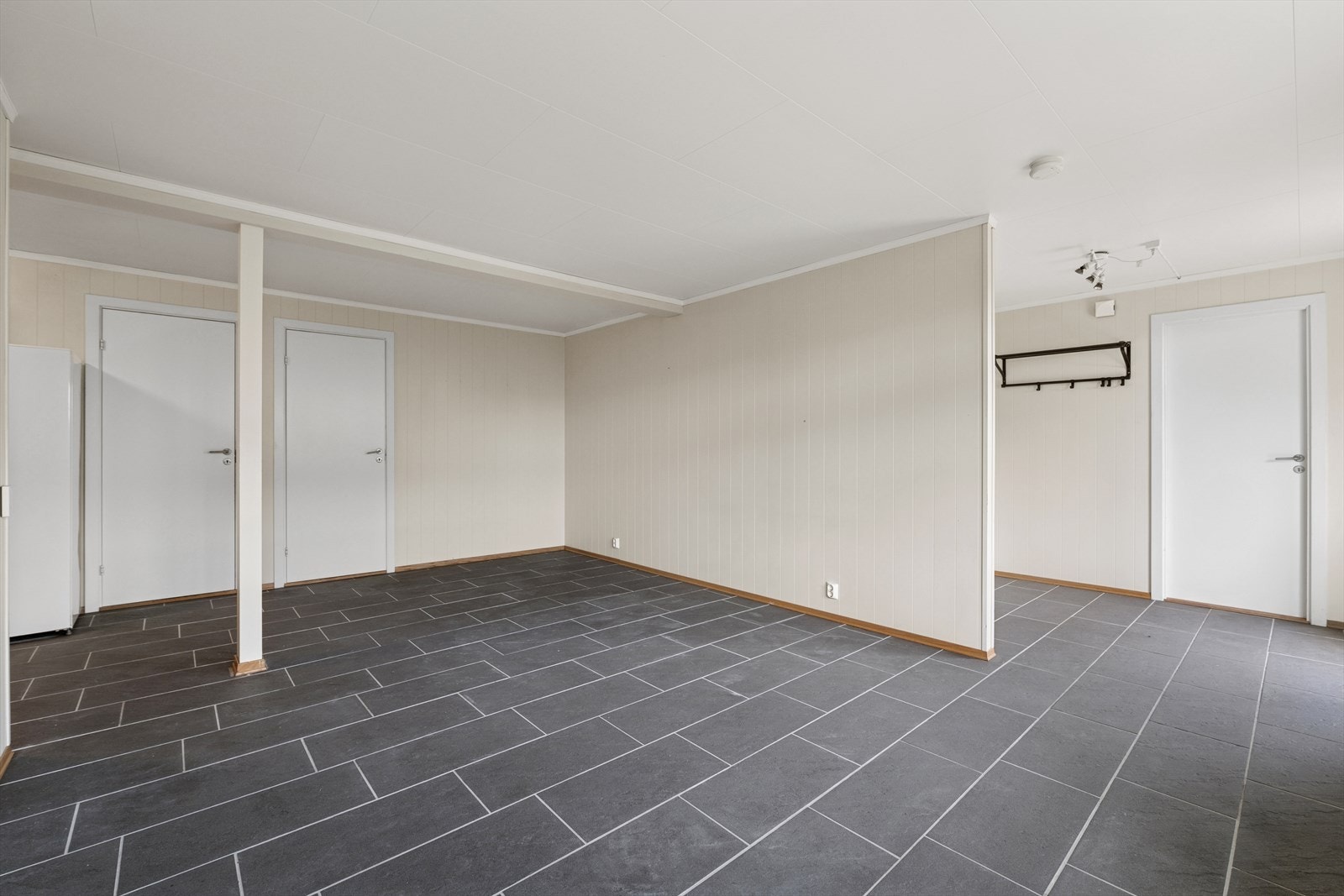 Leiligheten har også en relativt stor bod, hvor det står fryseskap og et glasskap som kan stå igjen for oppbevaring av mat og diverse. Galleribilde