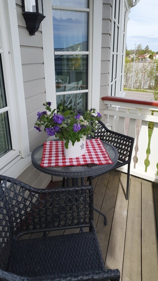 Balkongen i stuen er det perfekte stedet for å nyte frokosten i morgensolen. Galleribilde