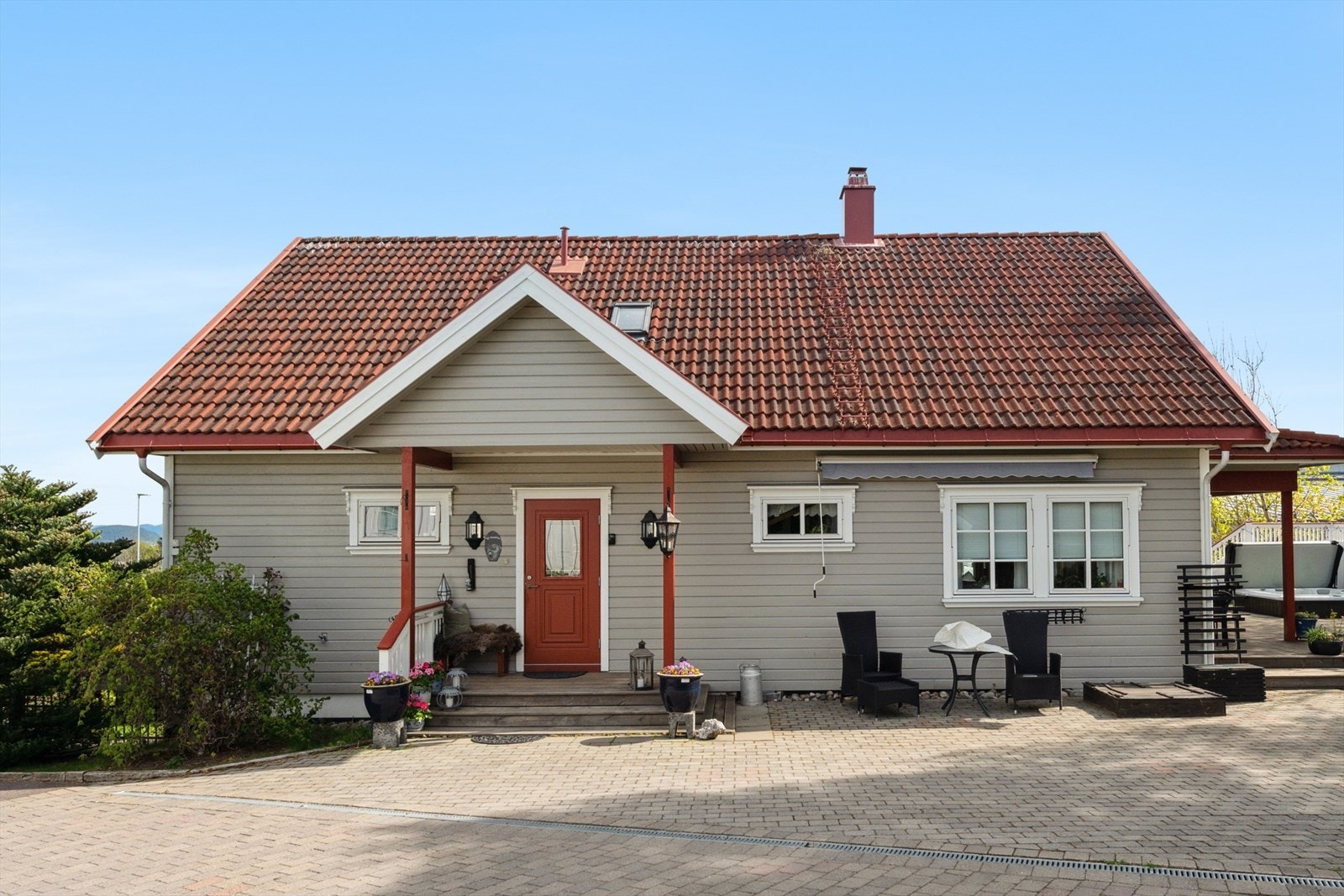 Boligen byr på både balkonger, terrasse og flotte uteområder, som gir deg muligheten til å nyte solen hele dagen. Galleribilde
