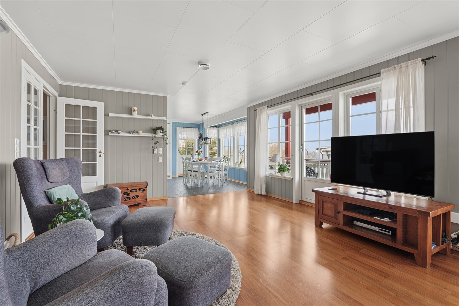 Fra stuen har man også tilgang til en av boligens balkonger. Galleribilde