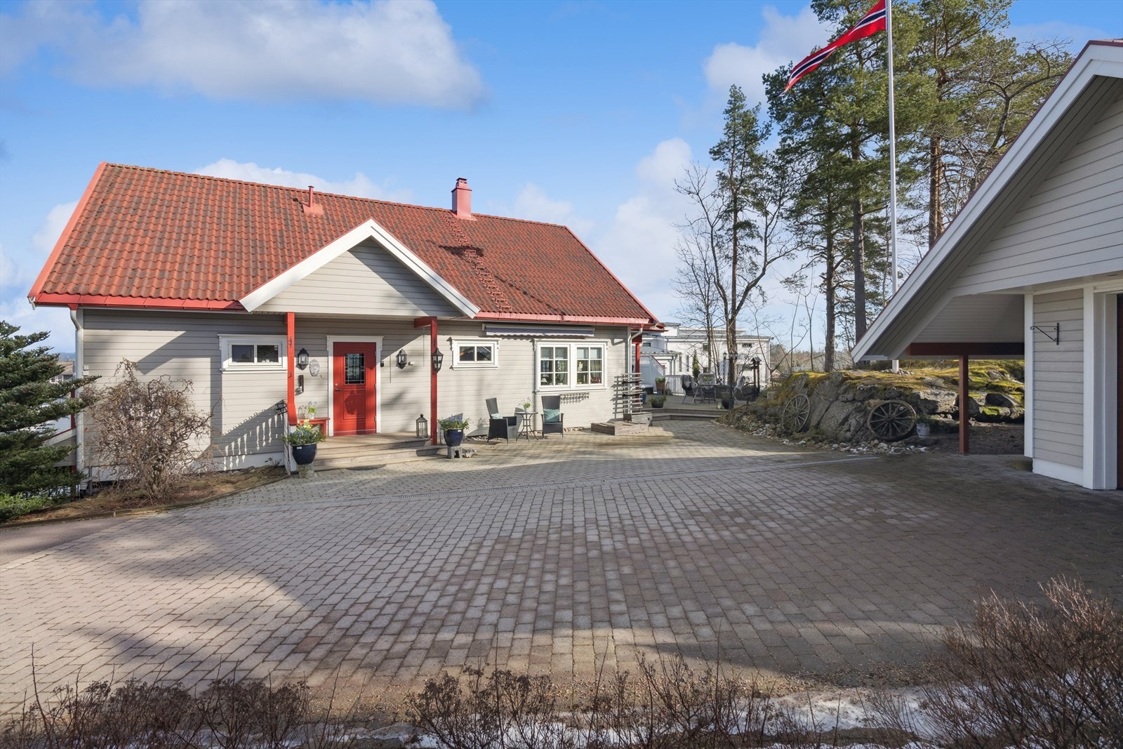 Boligen byr på både balkonger, terrasser og flotte uteområder, som gir deg muligheten til å nyte solen hele dagen, til sen kveld om sommeren. Galleribilde