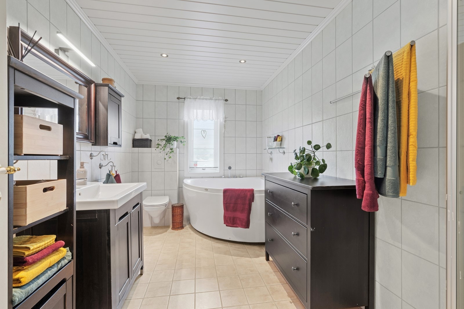 Badet i 1 etg er innredet med servant, vegghengt WC, dusj og badekar med massasje. Galleribilde