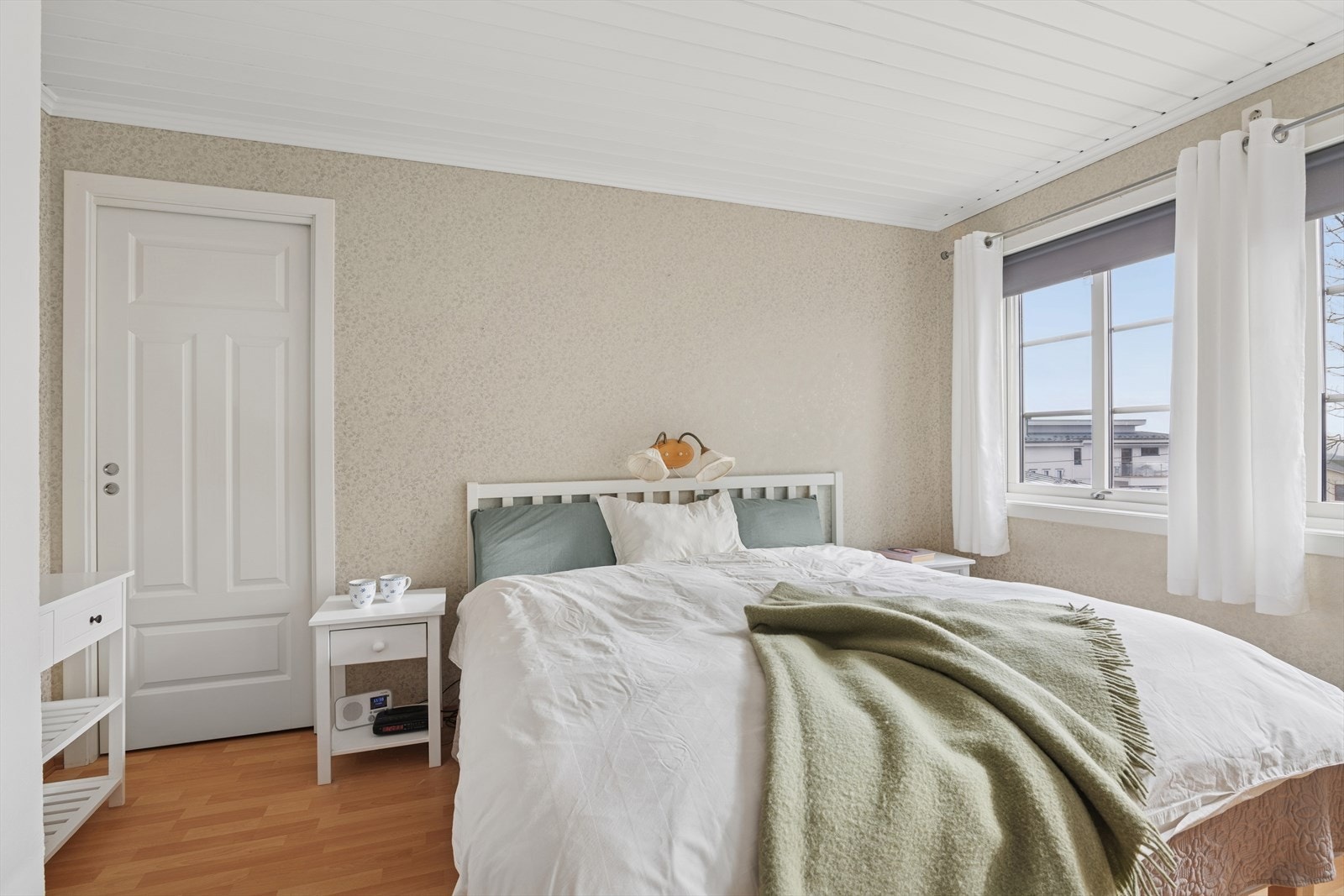 Rommet har god plass til både dobbeltseng og nattbord på begge sider. Galleribilde