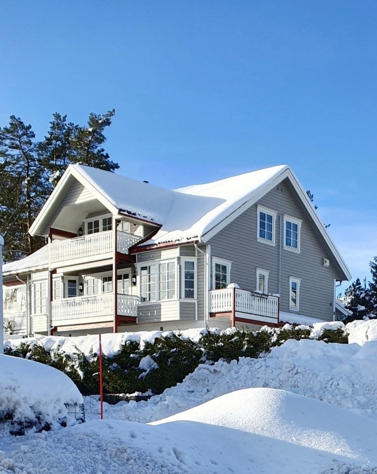 Slik eiendommen fremstår på en nydelig vinterdag. Galleribilde