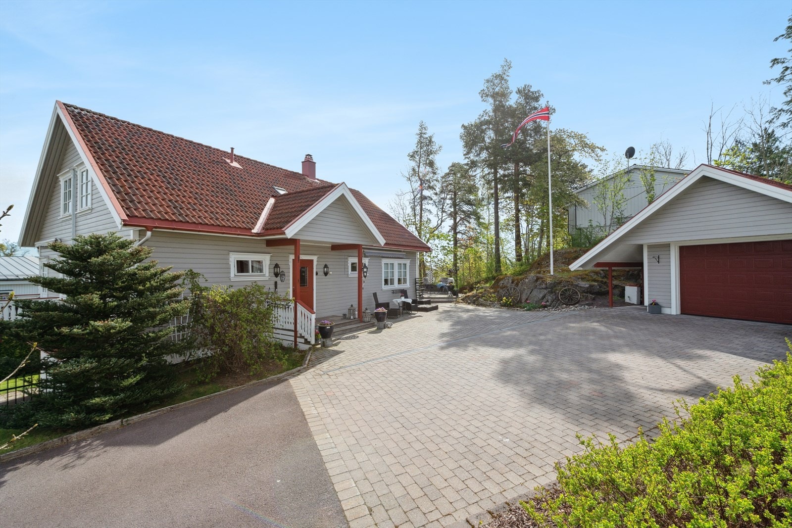 Stor steinbelagt gårdsplass med god plass til parkering. Galleribilde