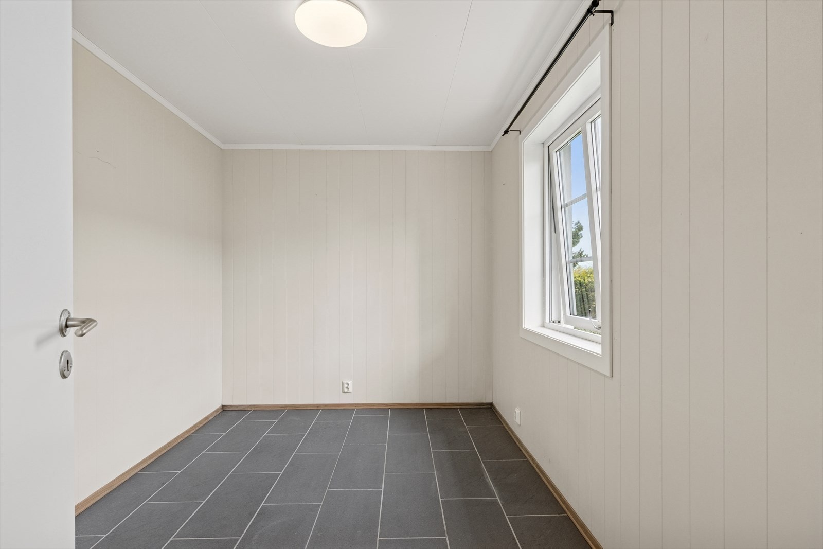 Soverommet nr. 2 er noe mindre, men har fremdeles god plass til seng, nattbord og enkel garderobeløsning. Galleribilde