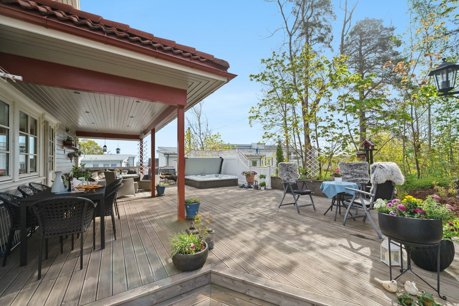 Terrassen, bygget i 2014, er på hele 36 m² og er laget med slitesterke MøreRoyal terrassebord. Galleribilde