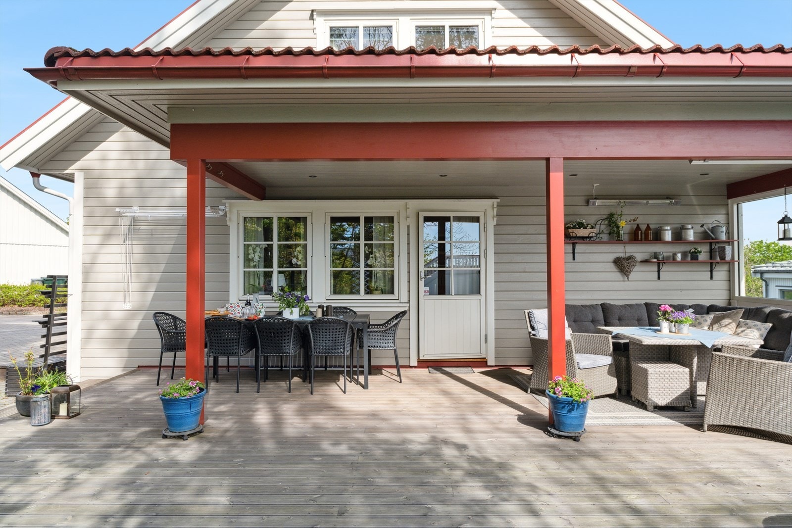 Deler av den overbygde terrassen har installert spotter og varmelampe i taket, noe som bidrar til det lille ekstra på sene kvelder. Galleribilde