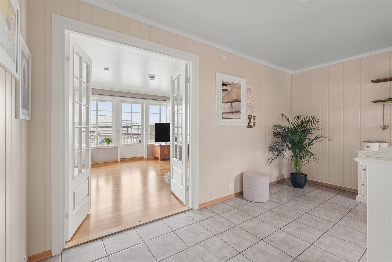 Entreen åpner opp til en romslig hall med ytterligere oppbevaringsplass. Galleribilde