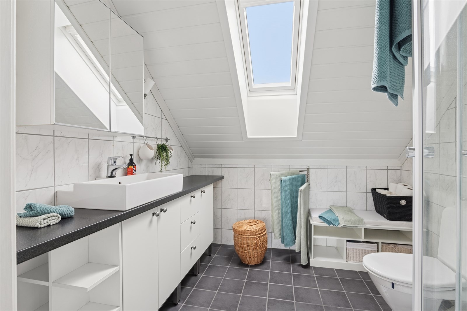 Rommet inneholder innredning med servant, WC og dusjkabinett. Galleribilde