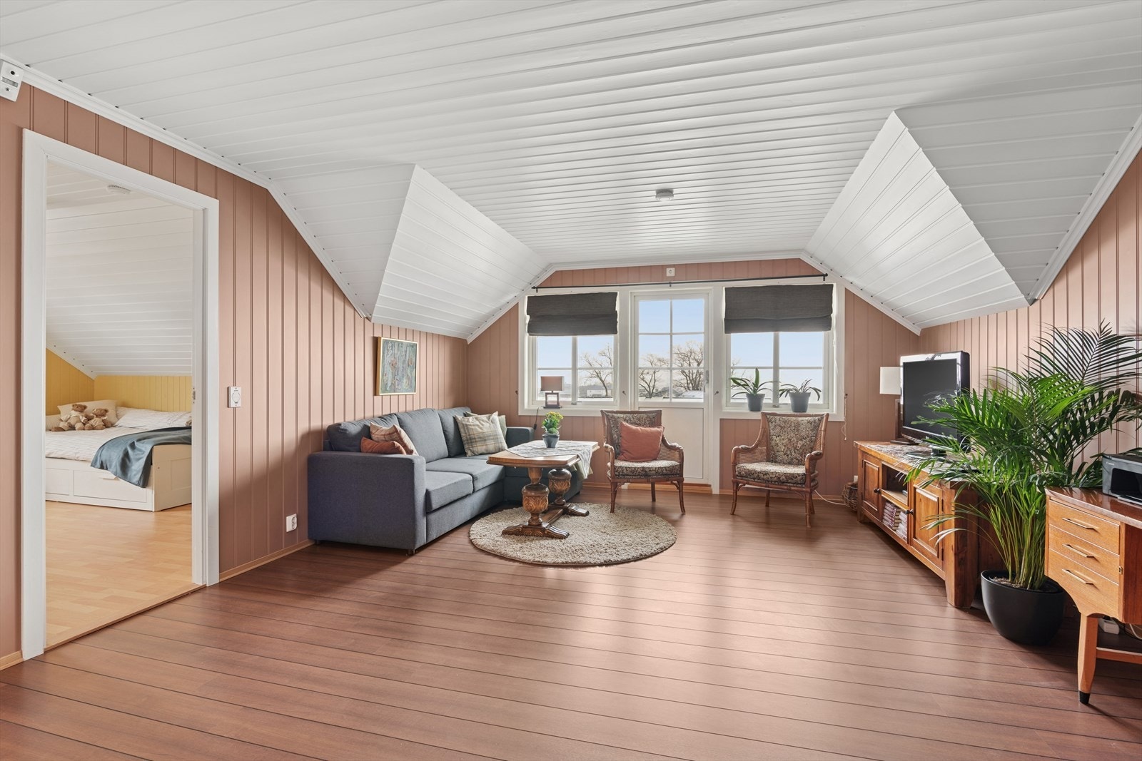 Stuen fungerer som et sentralt knutepunkt som forbinder boligens tre soverom og et baderom. Galleribilde