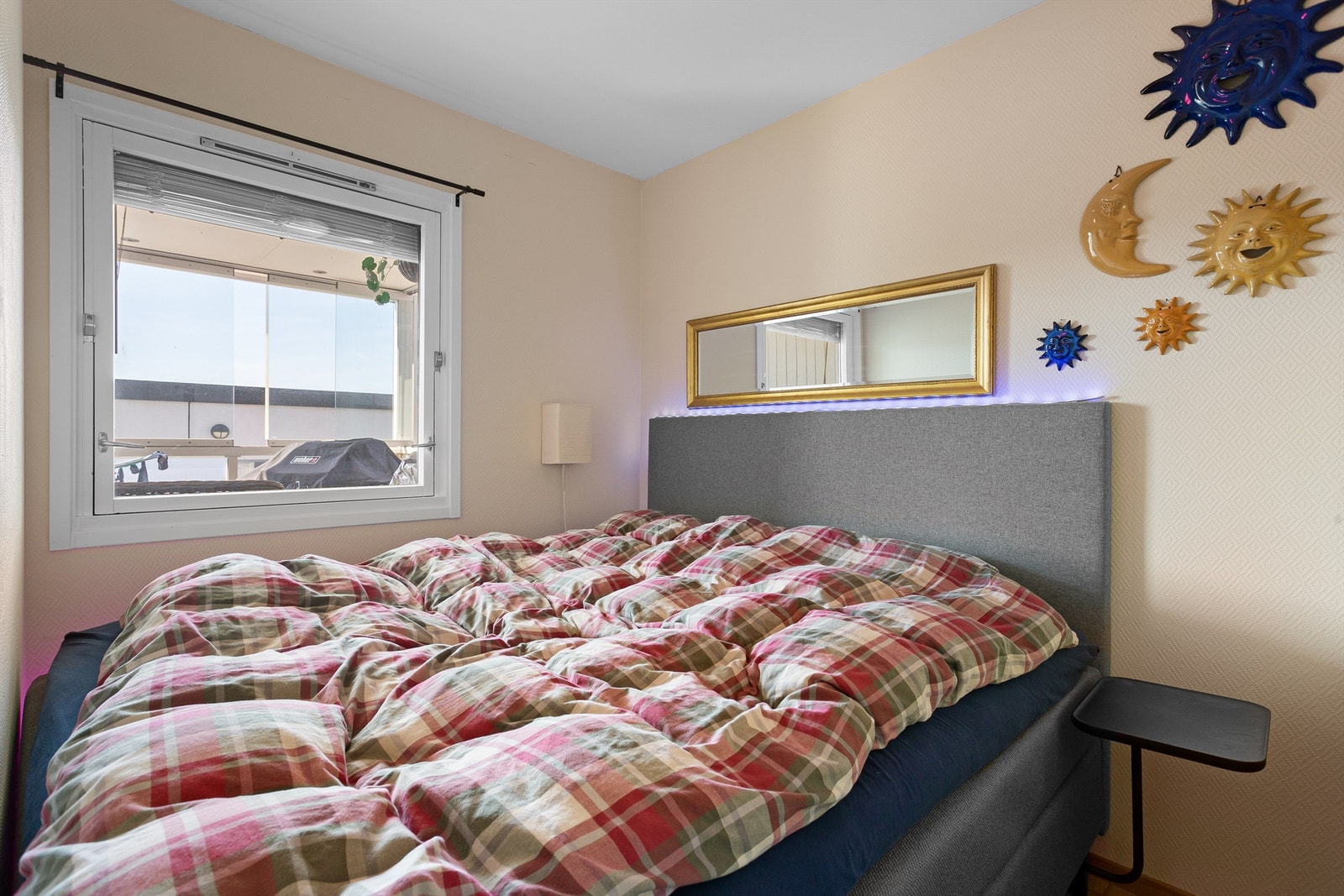 Soverom med belegg på gulv, tapet på vegger og malte plater i himling Galleribilde