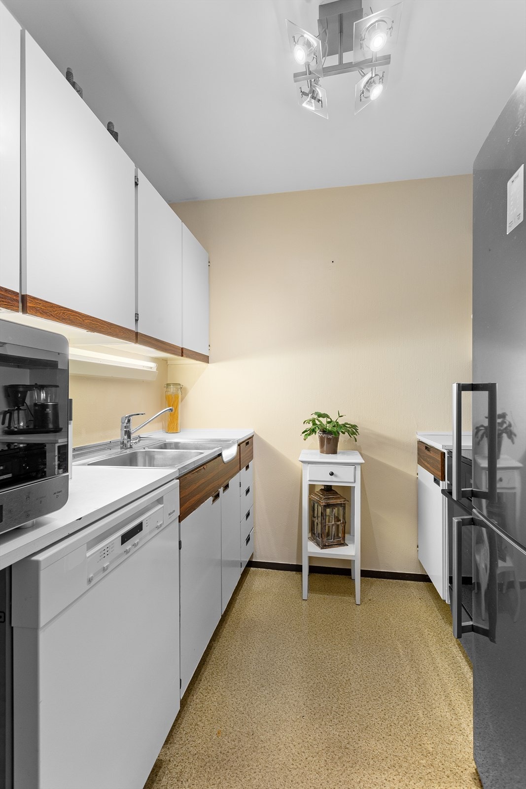 Kjøkken med god skap- og skuffplass Galleribilde