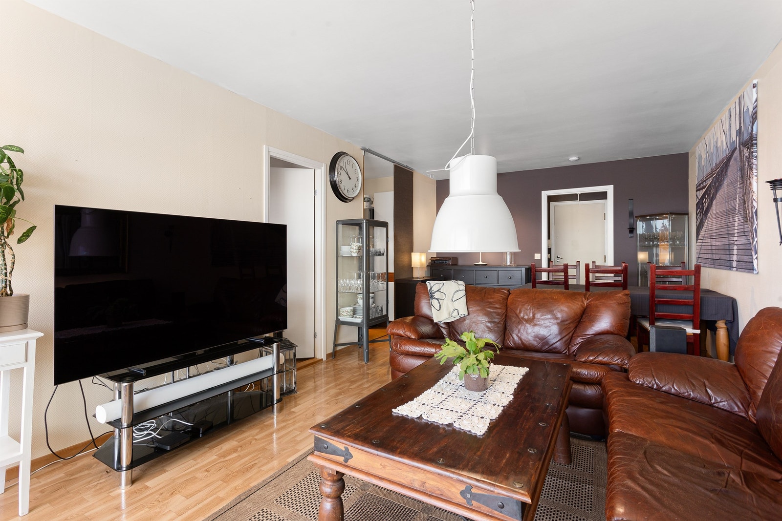 Delåpen løsning mot kjøkkenet - det er etablert skyvevegg foran kjøkkenet Galleribilde