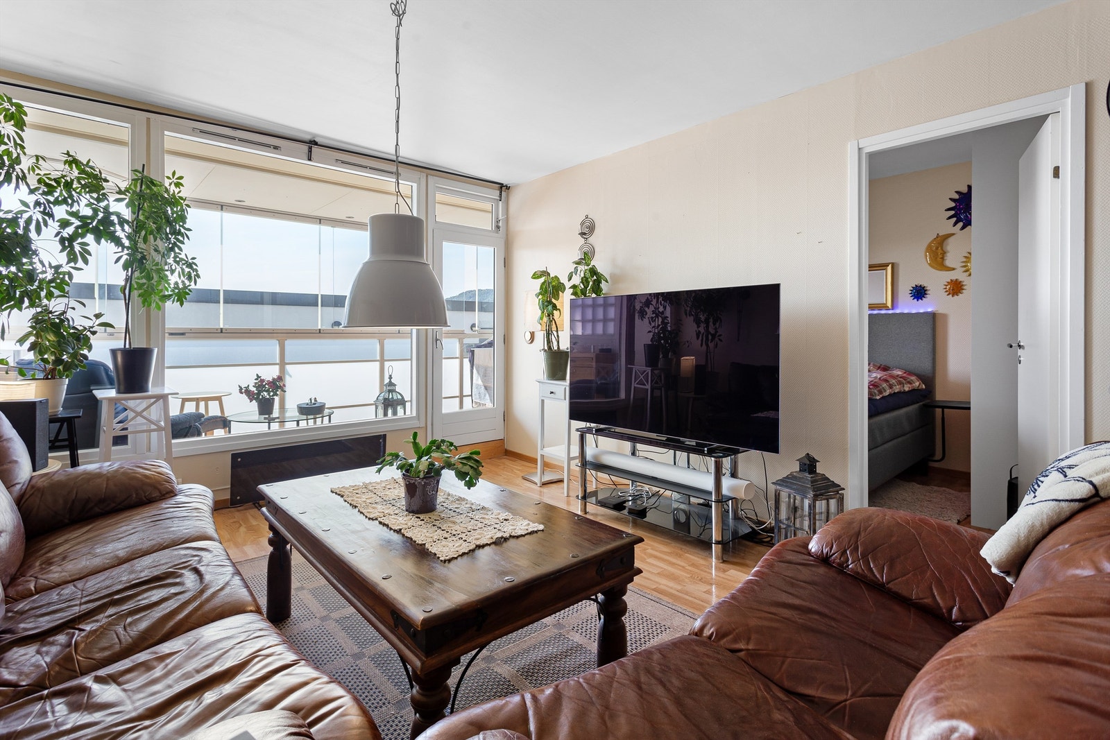 Stue med sofaområde og spiseplass Galleribilde