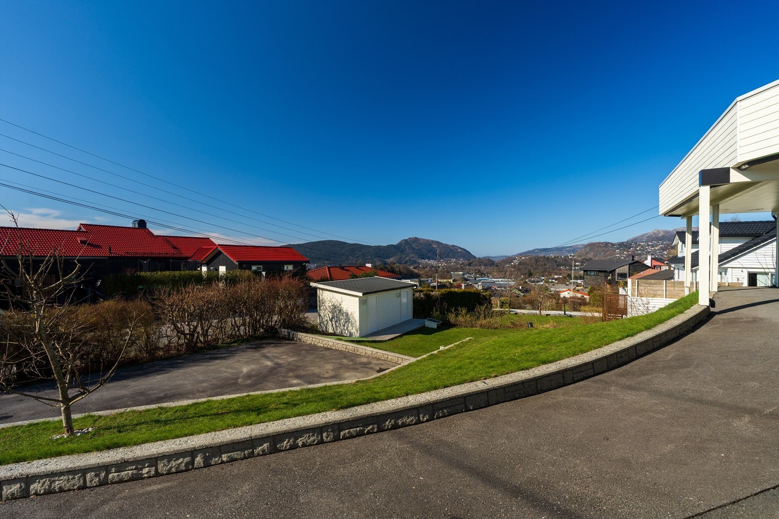 Parkering og uteboder for leietakere i underetasjen Galleribilde