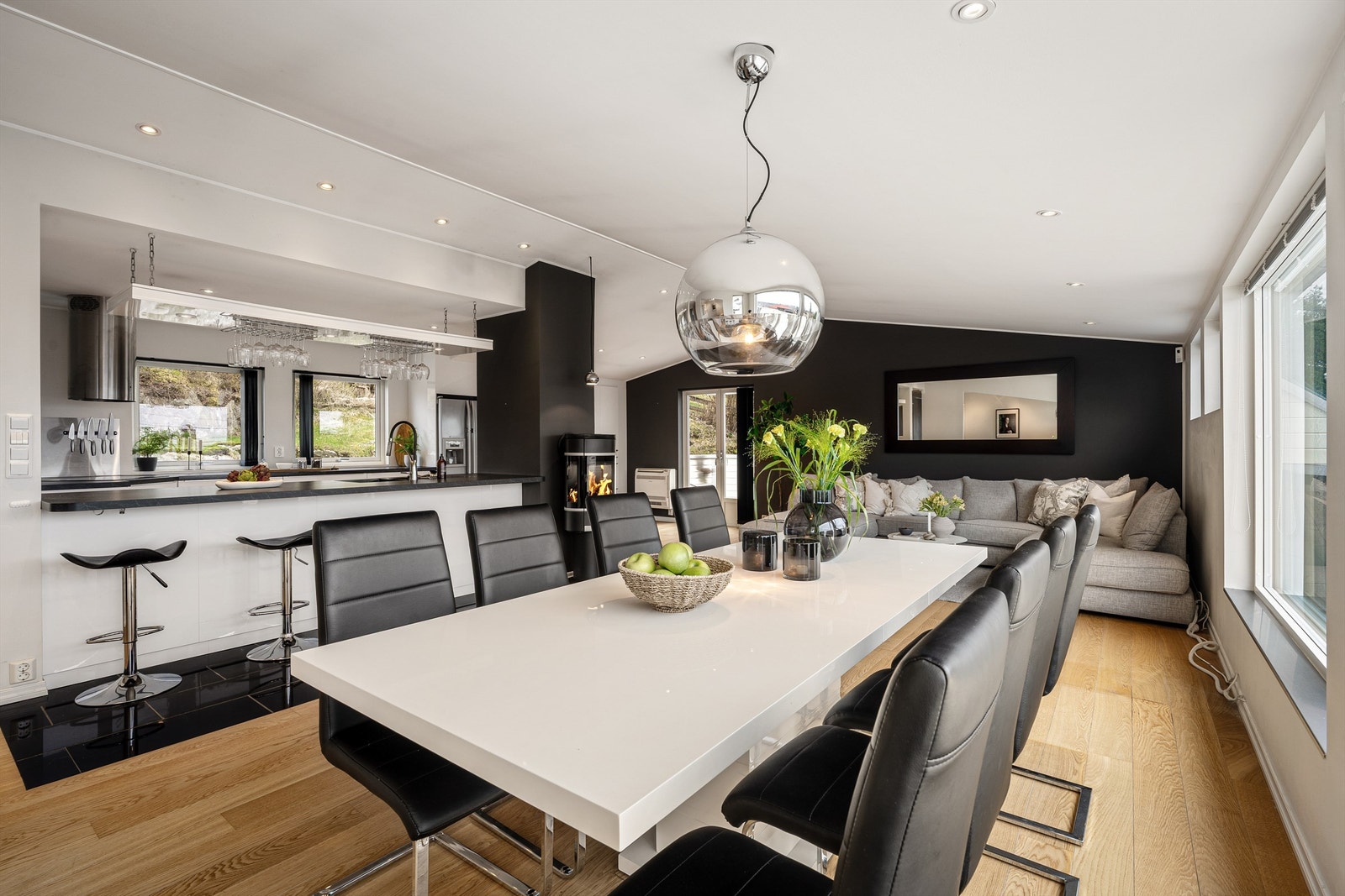 Den åpne planløsningen kombinerer kjøkken og stue på en svært elegant måte. Ideelt til både hverdag og sosiale sammenkomster. Galleribilde