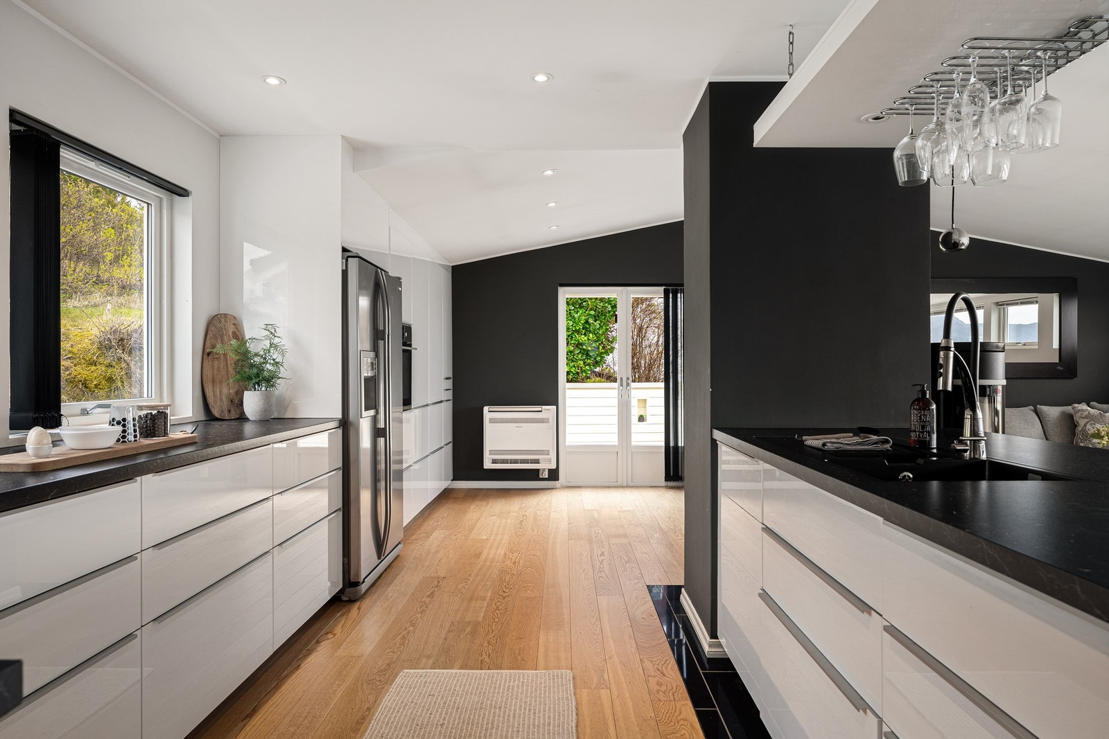 Stilrent og meget innholdsrikt kjøkken fra Ikea med integrerte hvitevarer. Det er varme i kjøkkengulvet. Galleribilde