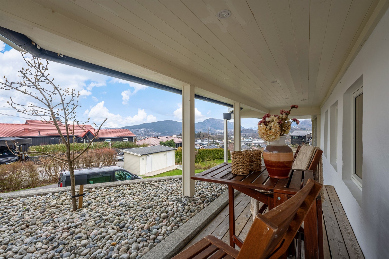 Koselig overbygget uteplass i front som disponeres av leietakere i underetasje Galleribilde