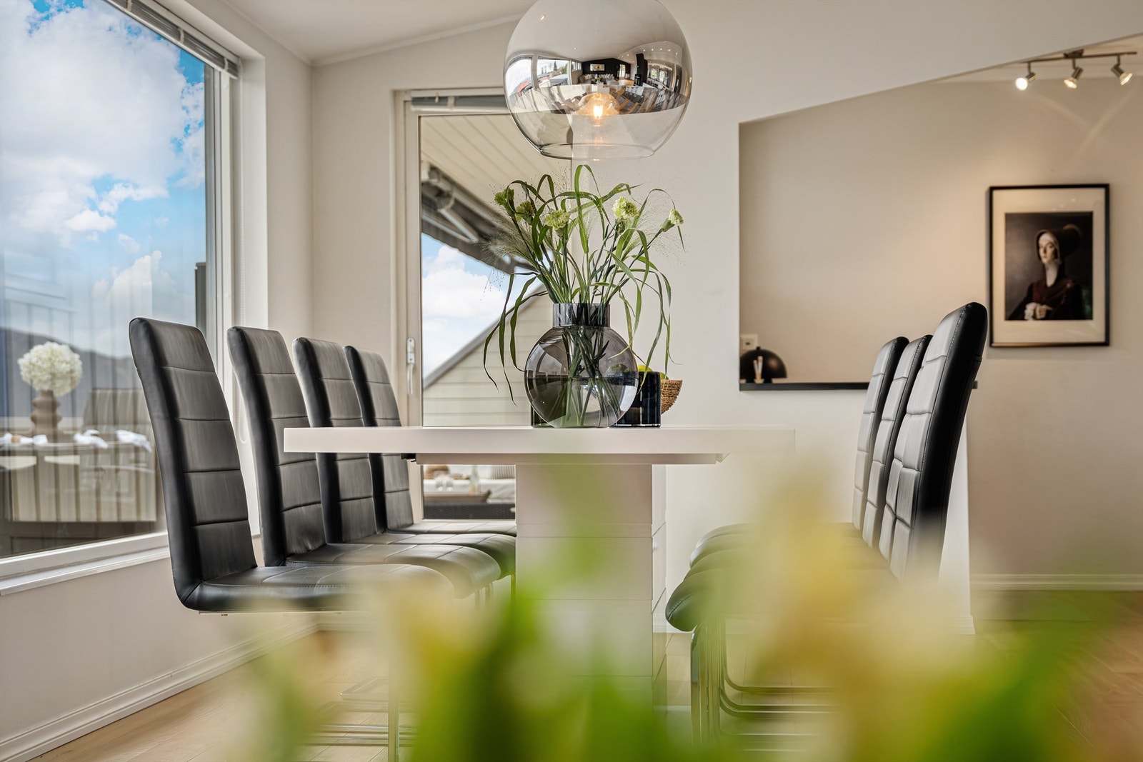 Fra stuen er det utgang til en fantastisk terrasse som strekker seg rundt nesten hele huset Galleribilde