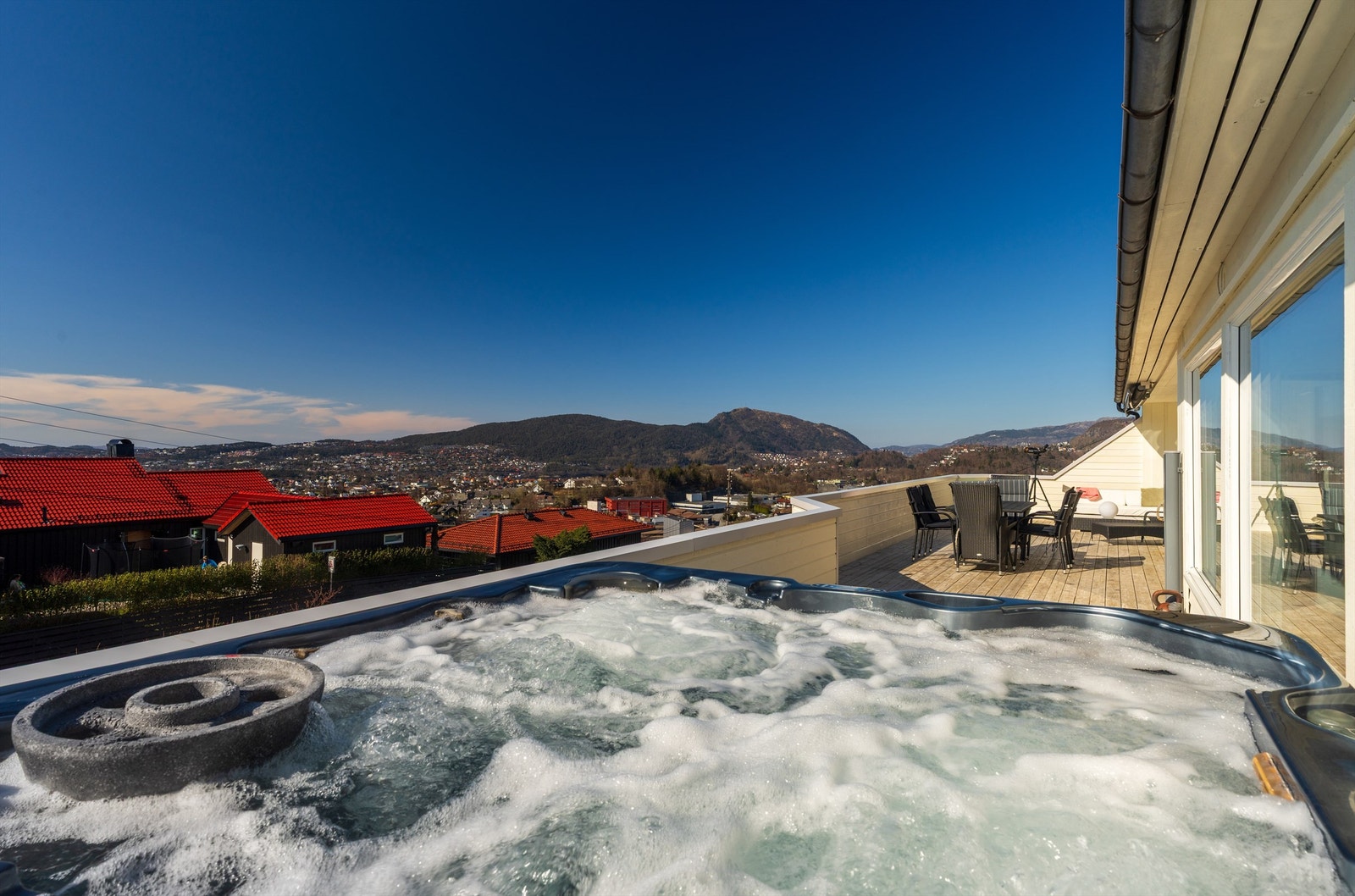 Usjenert terrasse med fantastiske sol- og utsiktsforhold Galleribilde