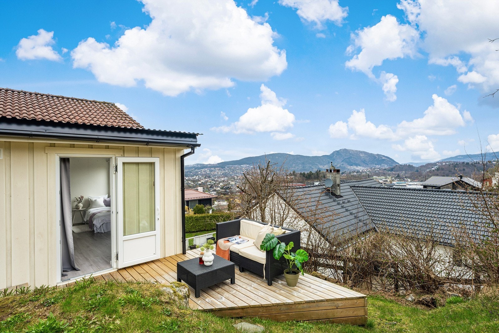 Koselig uteplass på utside av soverom 3 hvor man har morgensol Galleribilde