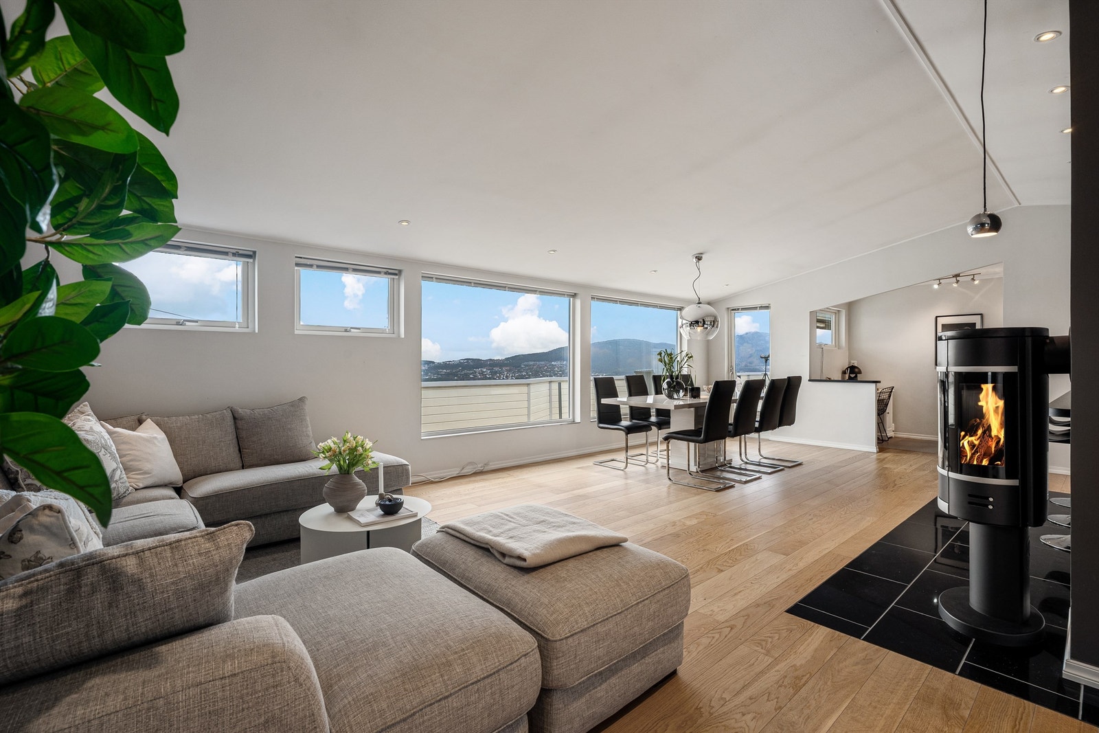 Gjennomgående moderne materialvalg , lyse overflater og store vindusflater slipper inn rikelig med naturlig lys Galleribilde