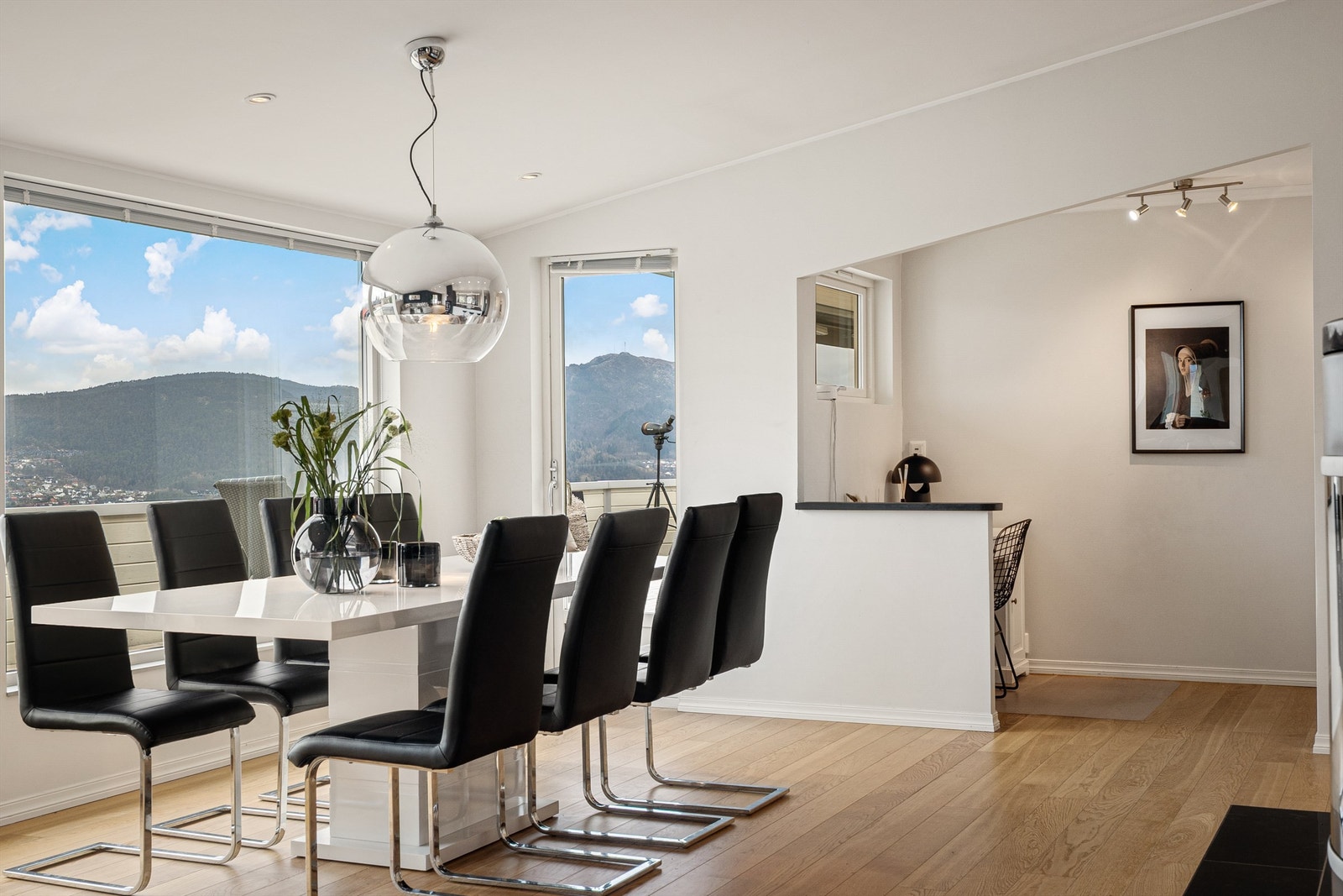 I enden av stue er det en praktisk hjemmekontor løsning Galleribilde