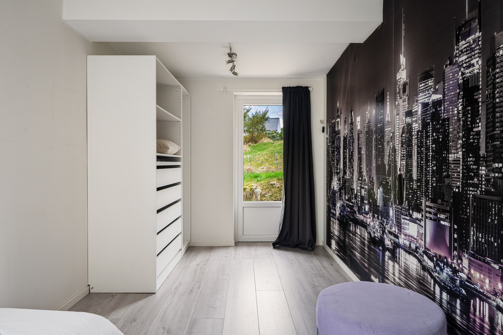 Soverom 3 har også til boligens bakside med terrassedel. Dette rommet ble utvidet ifbm. påbygget i 2019. Galleribilde