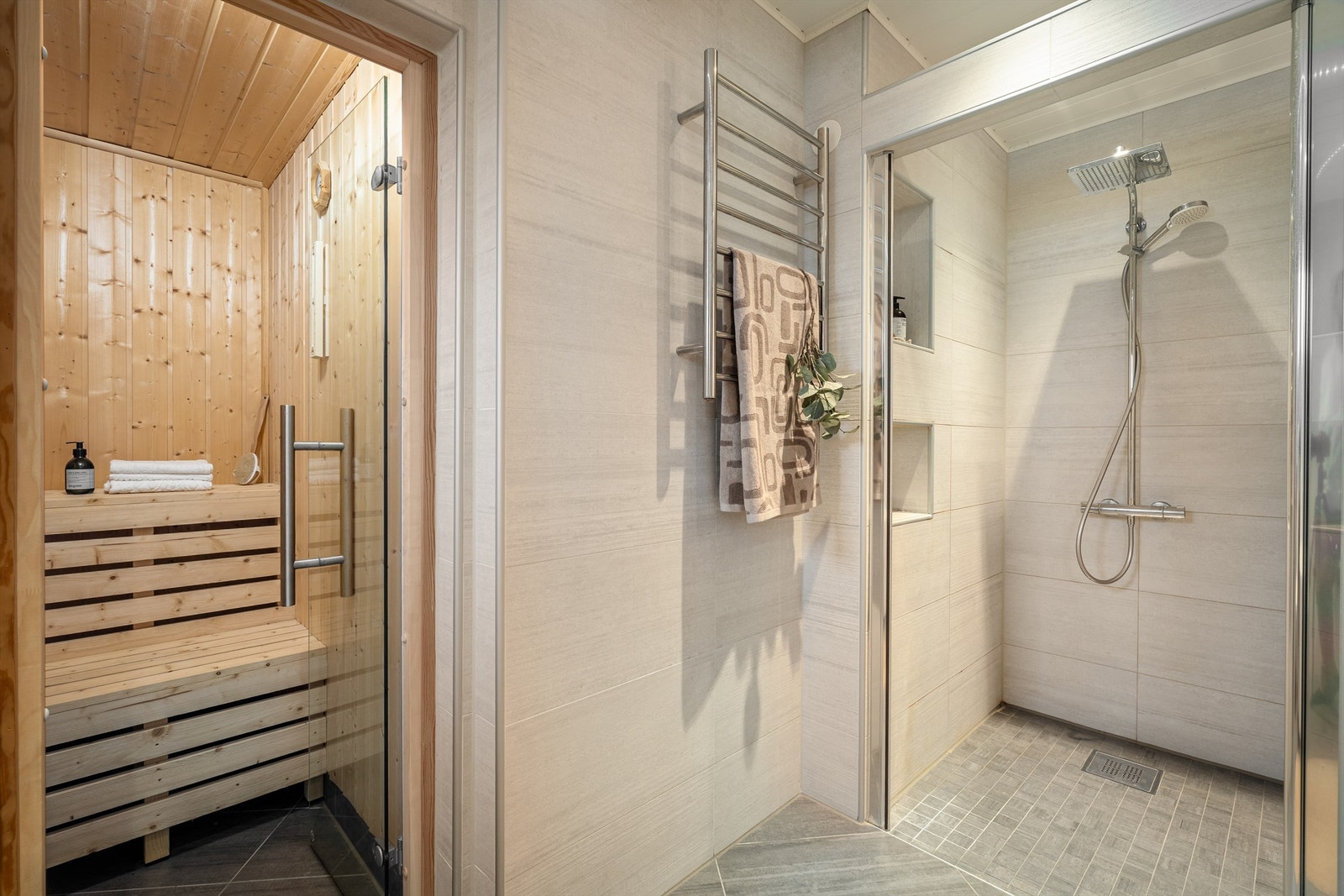 I 2019 ble boligens østfasade påbygget i form av utvidelse av ett av soverommene, badet, samt badstue. Galleribilde