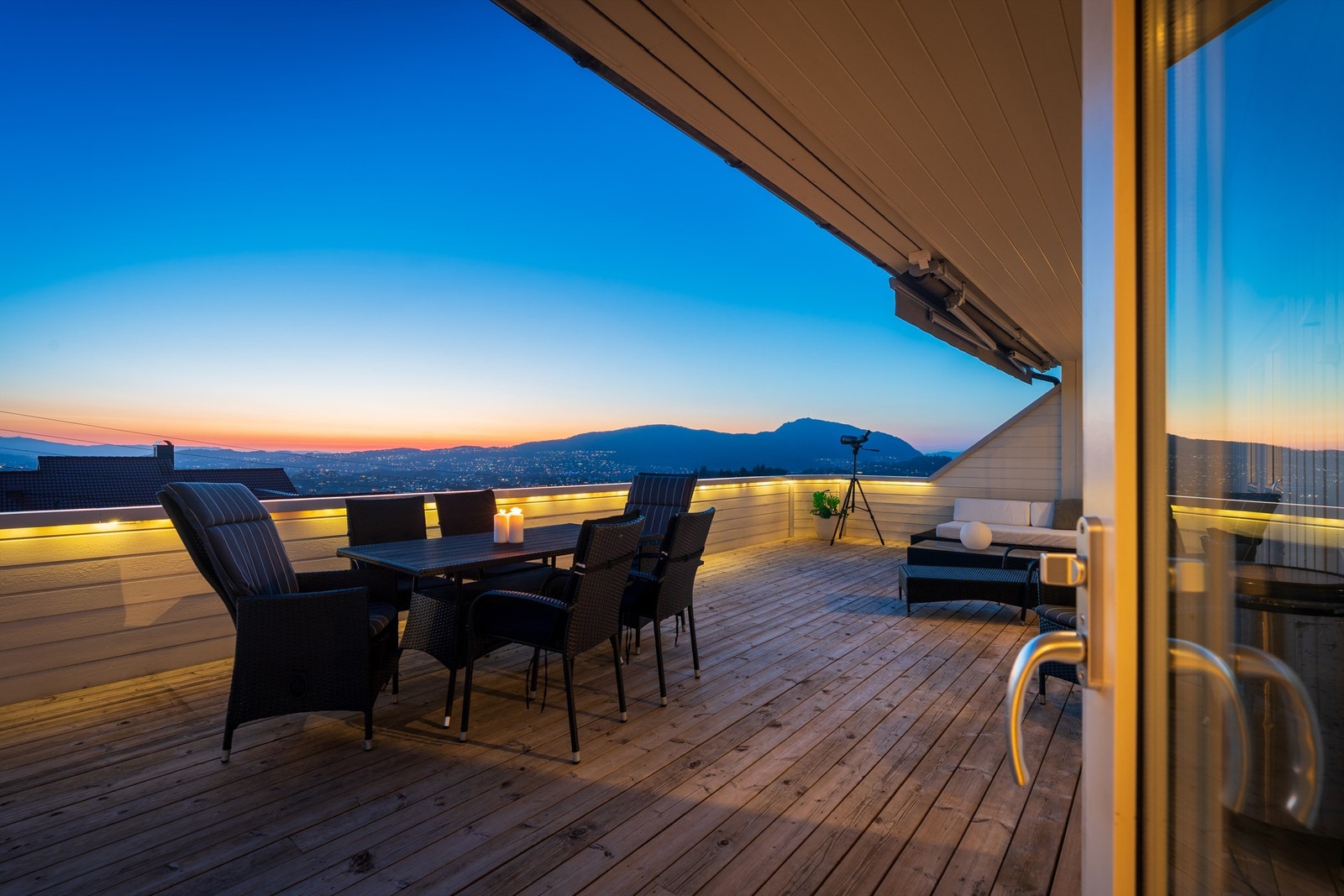 God plass til både jacuzzi, spisegruppe og lounge Galleribilde