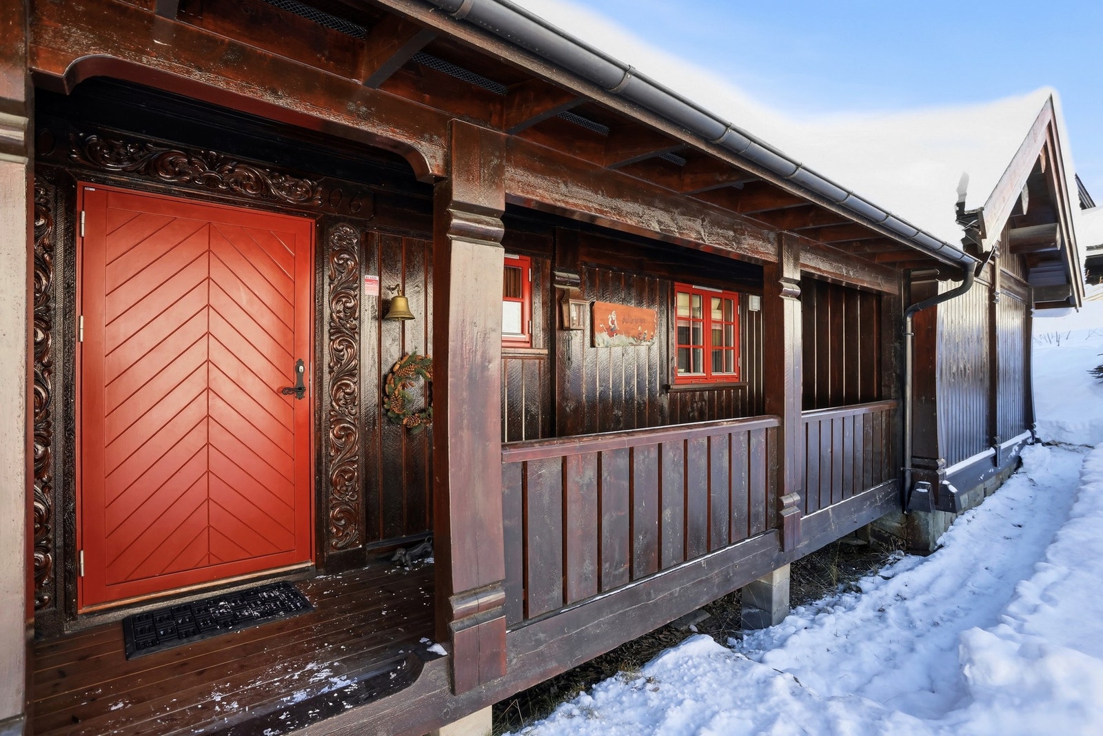 Hytta er meget gjennomført. Hyggelig overbygget inngangsparti Galleribilde