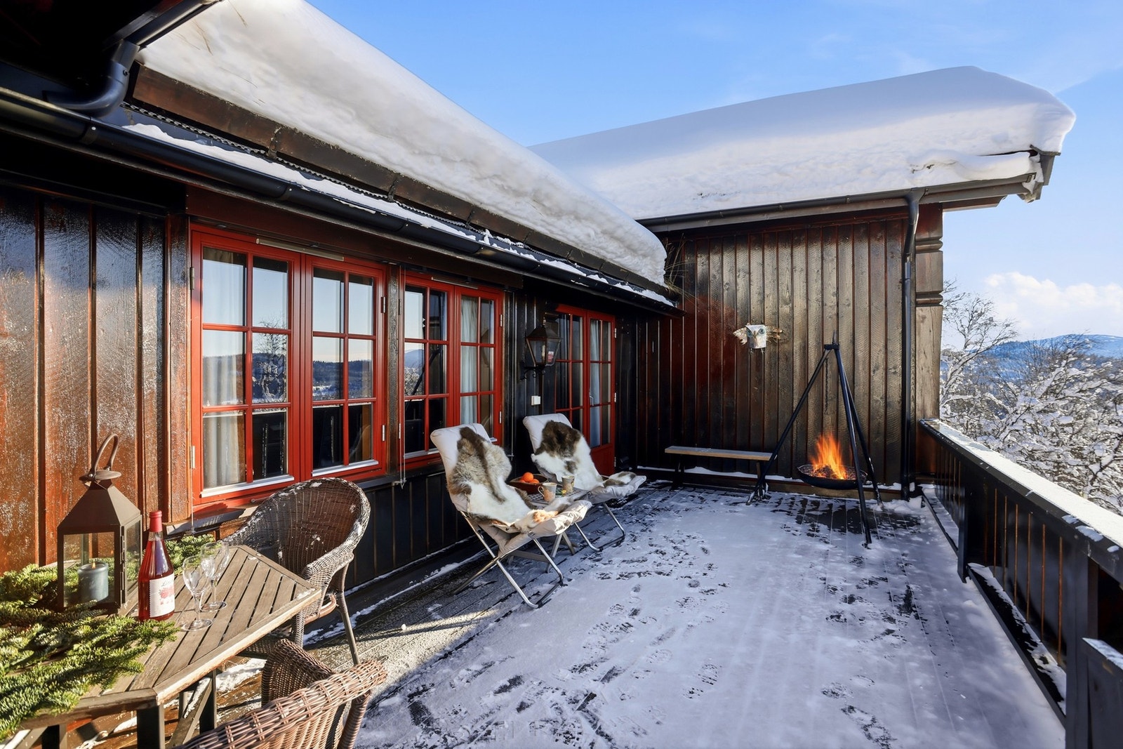 Rauland sentrum ligger ca. 10 minutter unna med bil og her finner man to matbutikker, en fjell-sportsbutikk, restaurant, bensinstasjon, bank, svømmehall med badstue og boblebad og idrettsanlegg Galleribilde