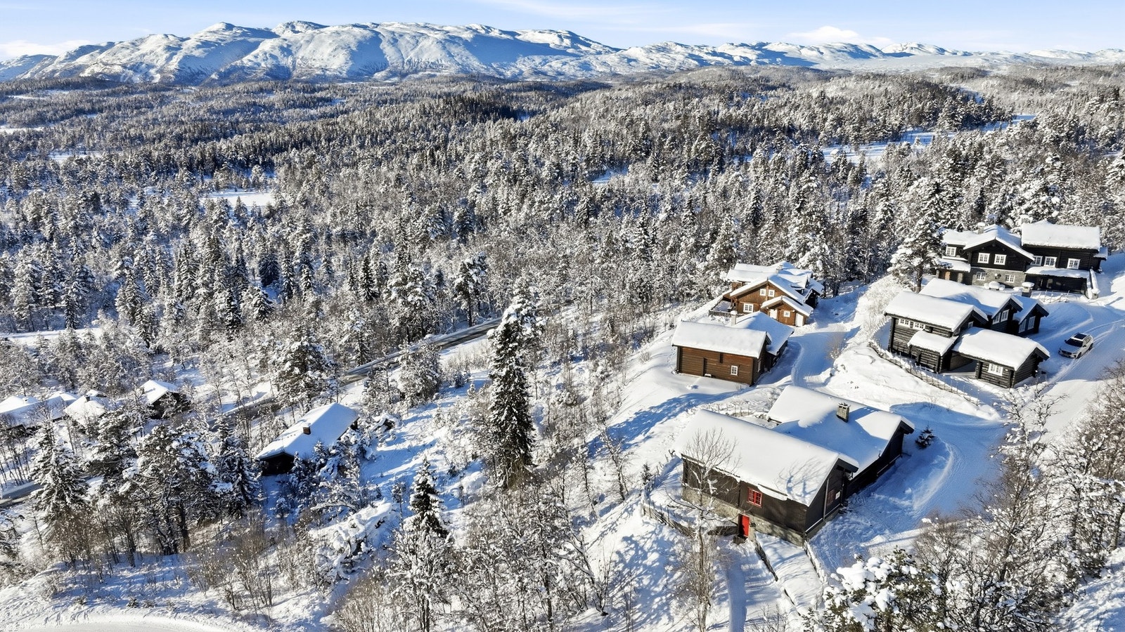 I sommerhalvåret finnes det utallige muligheter for flotte turer og toppturer i skikkelig høyfjellsterreng Galleribilde