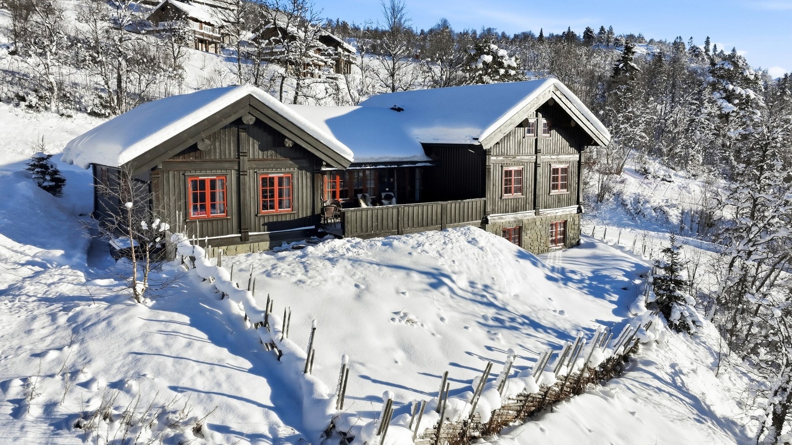 PrivatMegleren har nå gleden av å presentere Listaullii 46 - Nydelig hytte for storfamilien. Gjennomført uttrykk og vid utsikt til storslått natur Galleribilde