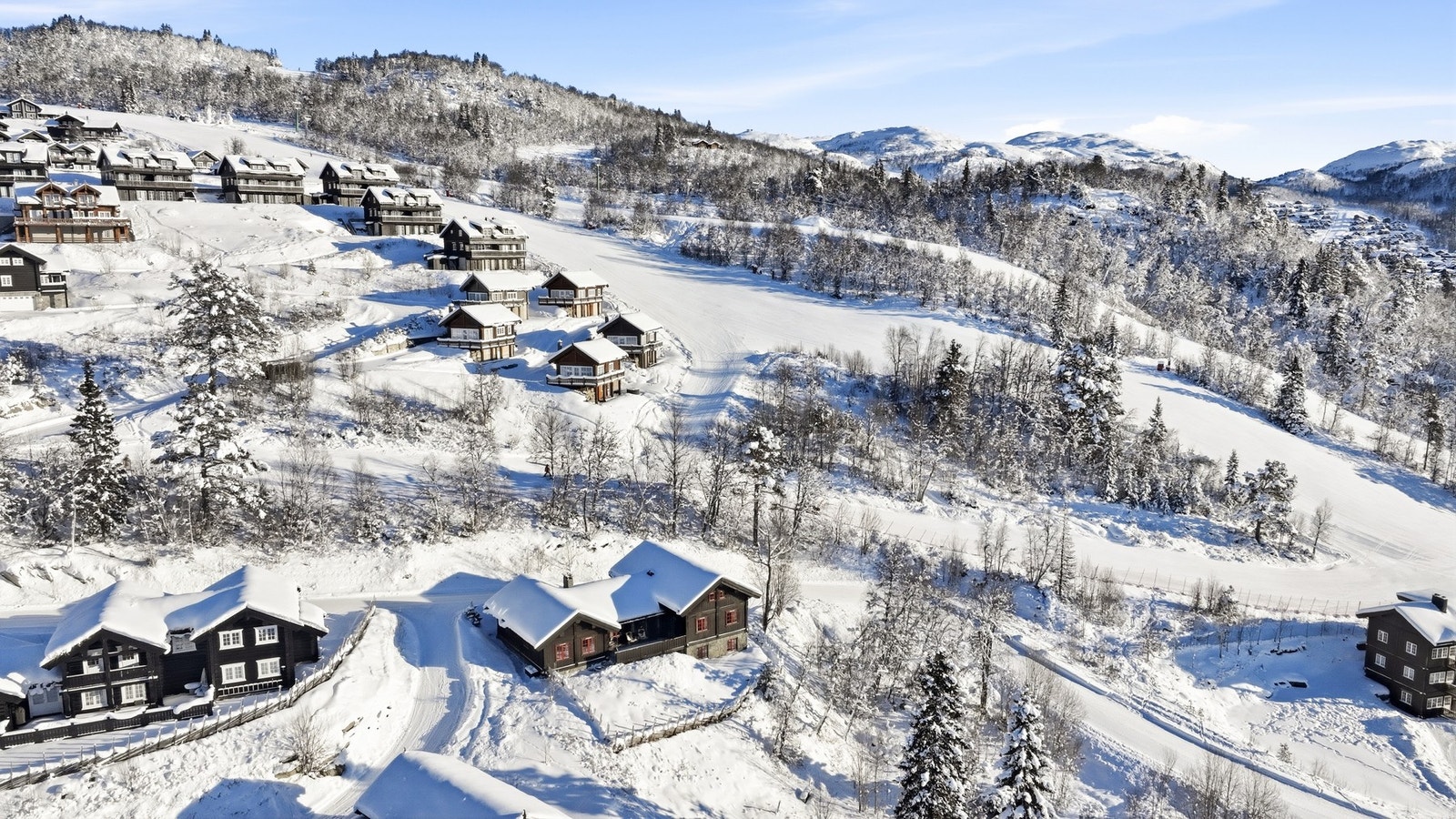 Ski inn/ut til Rauland Skisenter. Her er det bare å spenne på seg slalomskiene utenfor hyttedørene og skli ned bakken. Langrennsløypene ligger også i umiddelbar nærhet Galleribilde