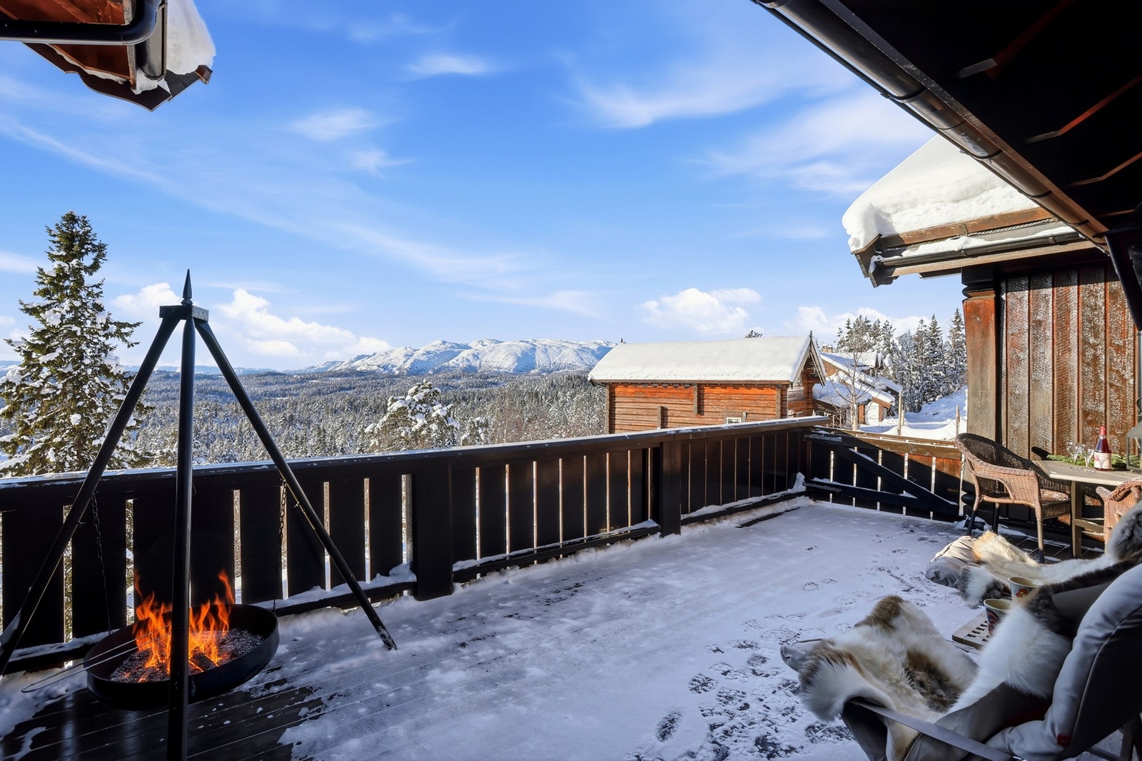 Nydelig utsiktsterrasse, vestvendt med svært gode solforhold Galleribilde