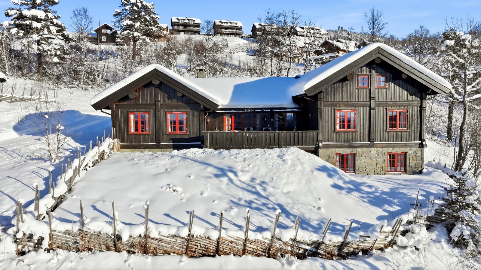 Usjenert veranda, med nydelige utsikts- og solforhold Galleribilde