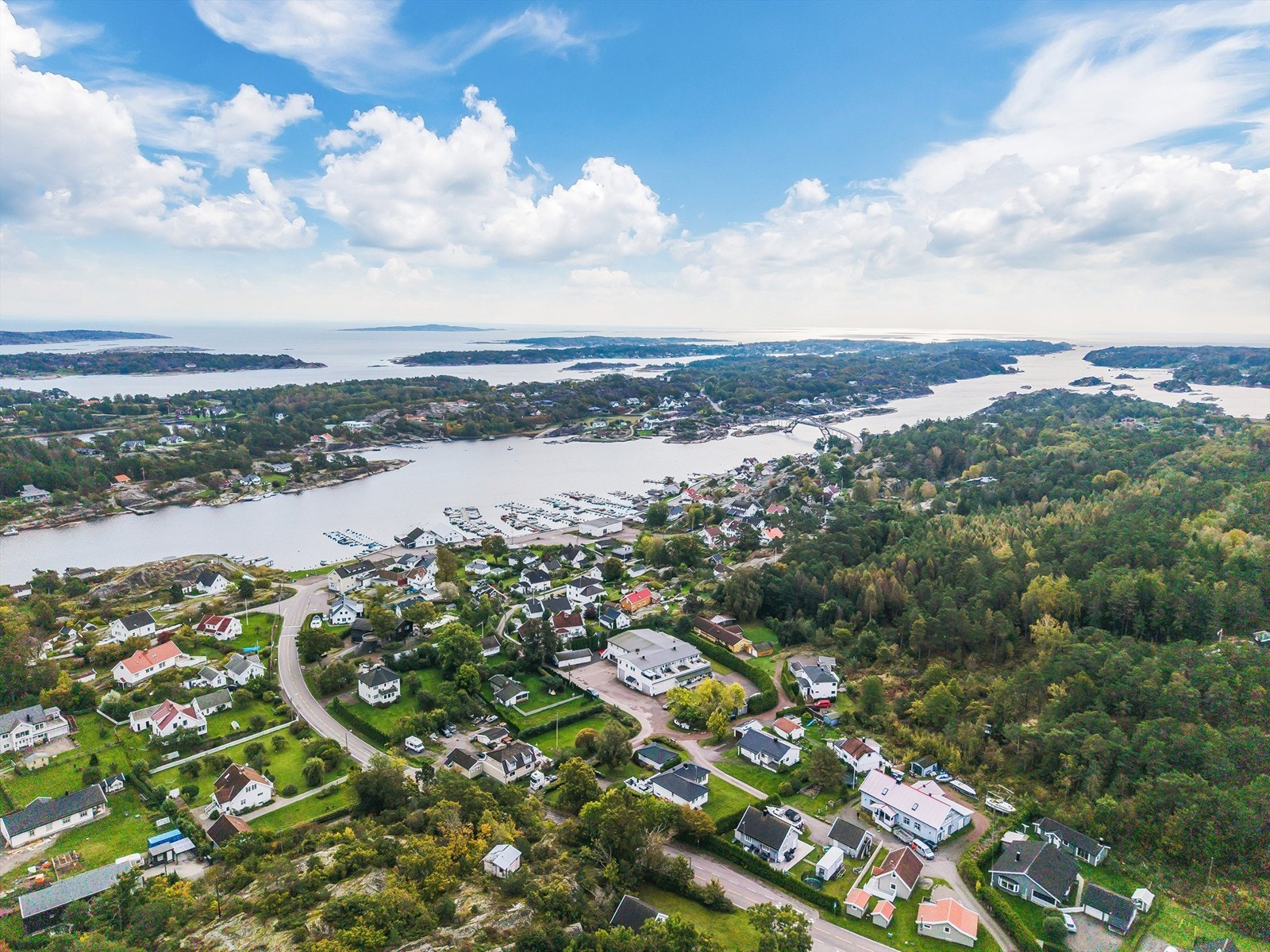Eiendommen ligger på en solrik tomt på 766 kvm, med god plass til både lek, hage og koselig uteplass. (Kristian Bollæren/Fotofinish). Galleribilde