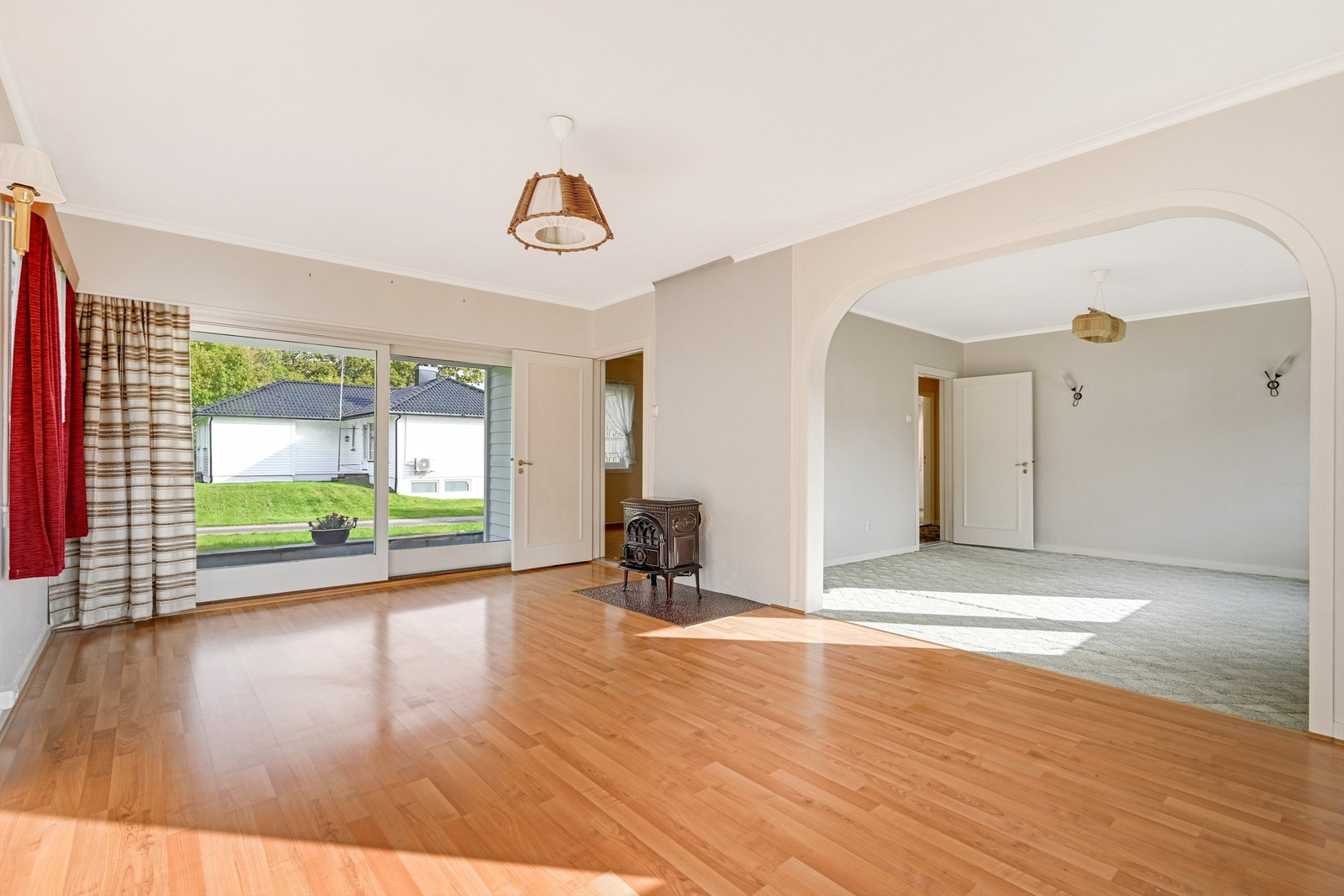 Stue med vedovn og varmepumpe, samt utgang til overbygget uteplass på ca. 12 kvm. Galleribilde