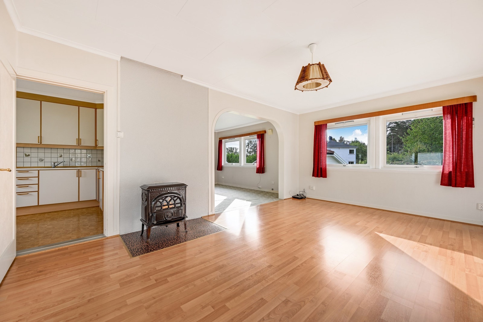 De store vindusflatene gir et fantastisk daglys gjennom hele huset hele dagen Galleribilde