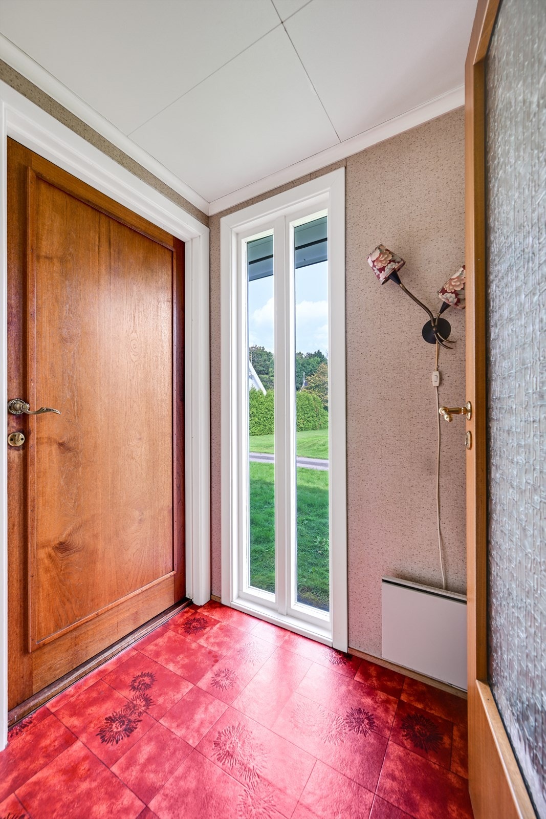 Her møtes du av et praktisk vindfang som leder videre til gang og trapperom til kjeller. Galleribilde