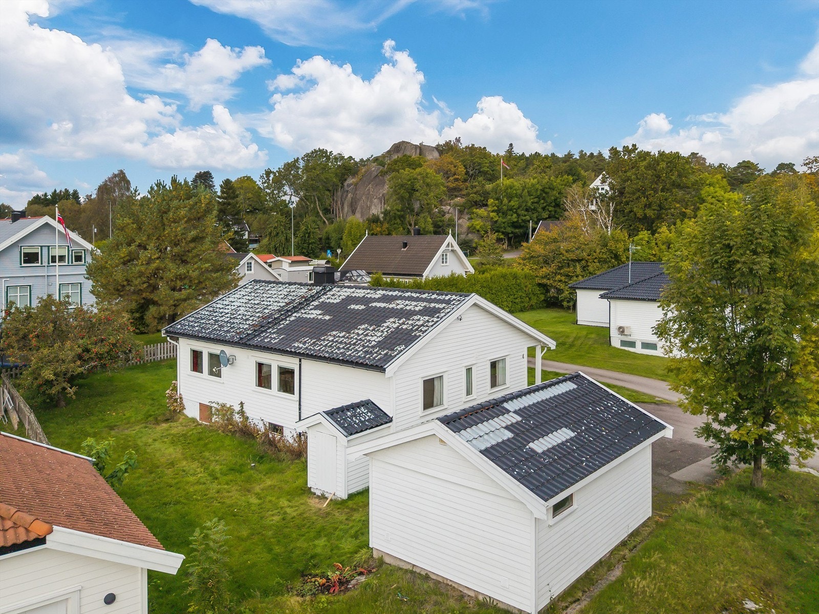 Fra eiendommen er det kun få minutters gange til den populære badestranden Regnbuen, et yndet sted for både store og små Galleribilde
