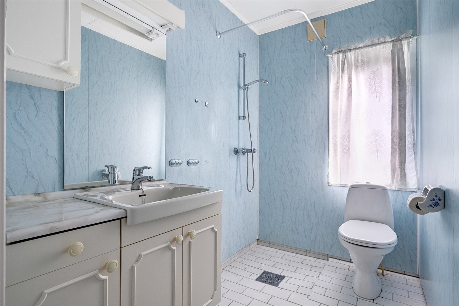 Badet har servant i baderomsinnredningen, toalett og dusj. Galleribilde