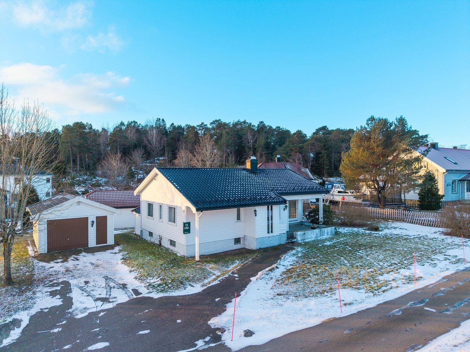 På eiendommen står en enkel garasje fra 1982, med plass til bil, sykler eller annet utstyr. Innkjørselen gir i tillegg godt med parkering. Galleribilde