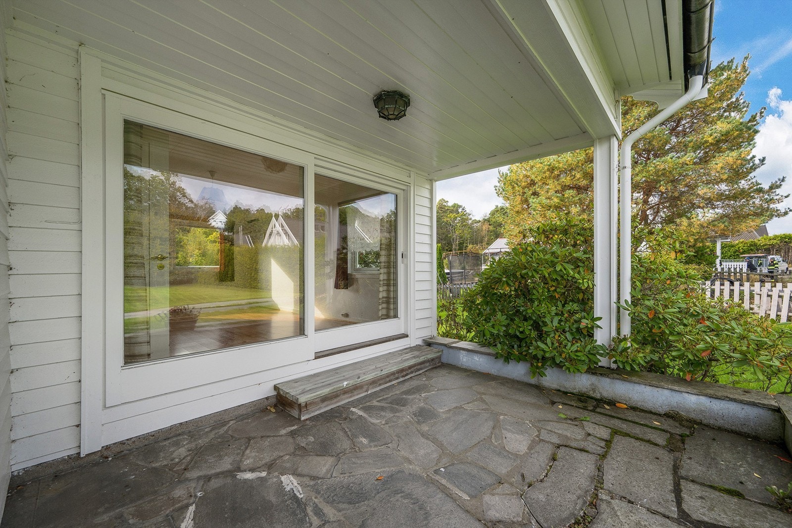 Tomten er eiet og er på ca. 766 kvm. Eiendommen ligger tilbaketrukket fra veien Galleribilde