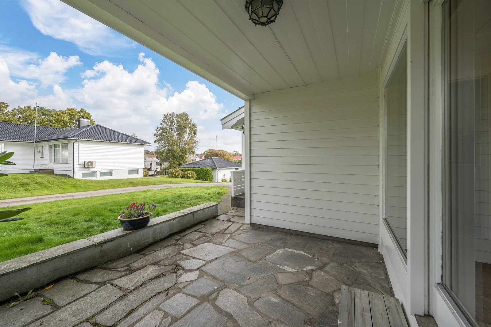 Tomten er pent opparbeidet med plen og beplantning - lettstelt tomt! Galleribilde