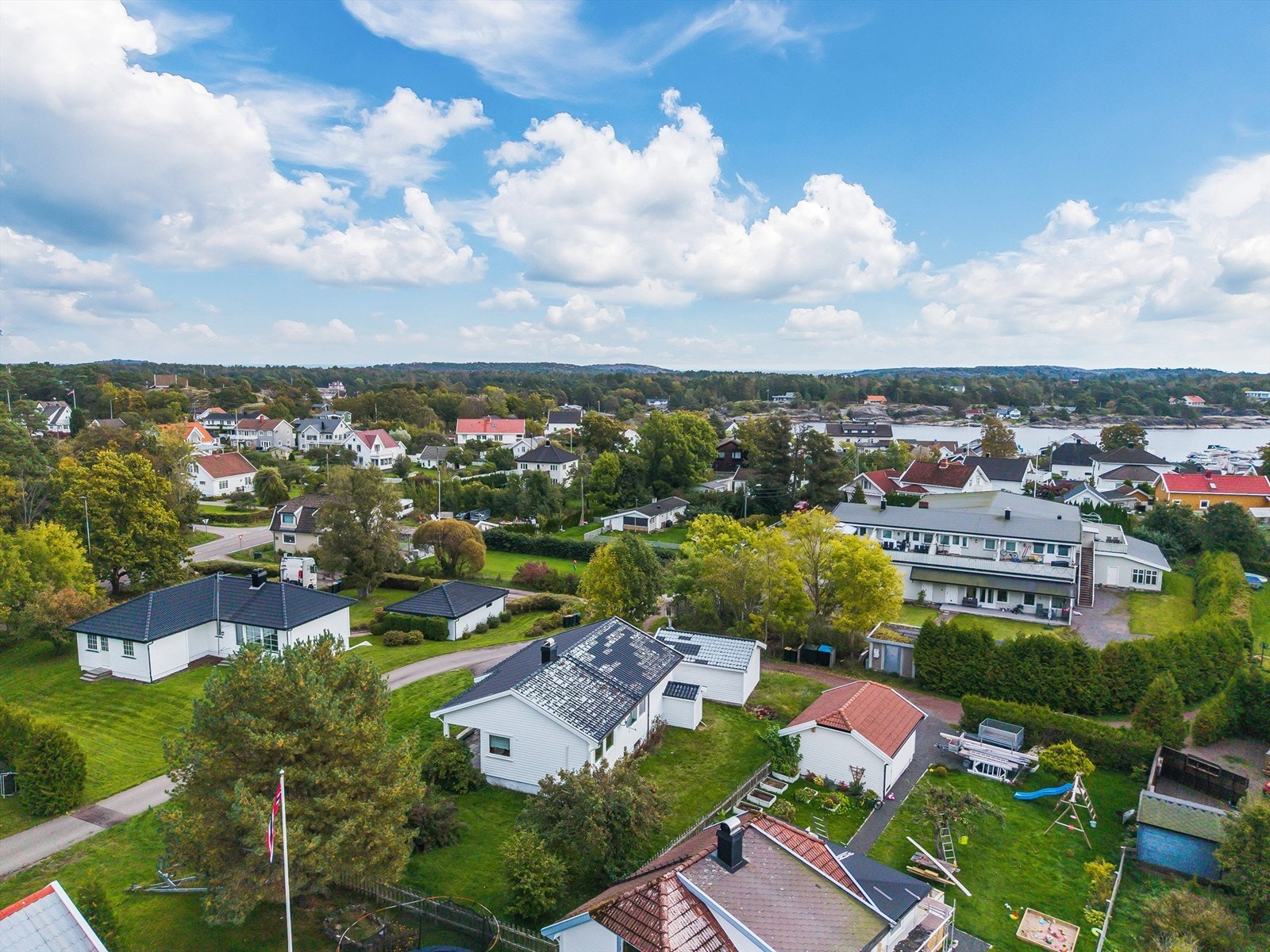 I tillegg byr området på flotte tur- og rekreasjonsmuligheter rett utenfor døren, med svaberg, stier og et vakkert kystlandskap å utforske Galleribilde